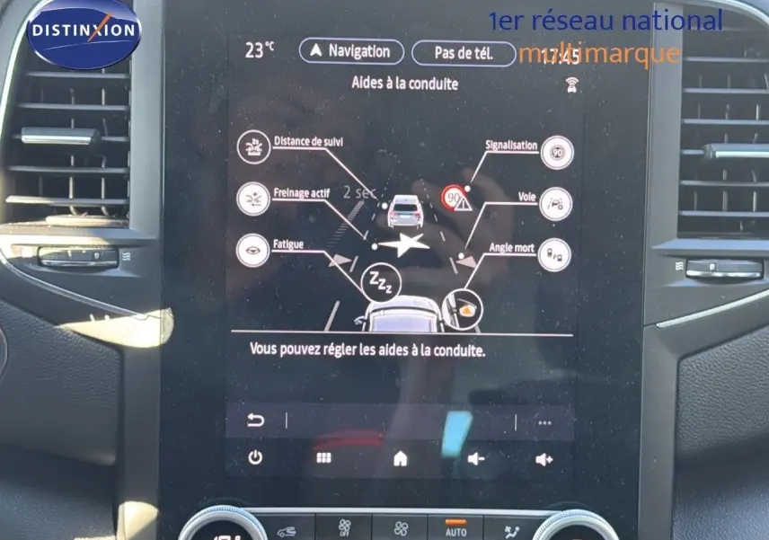 Écran tactile central de la Renault Mégane Break gris titanium montrant les aides à la conduite en intérieur