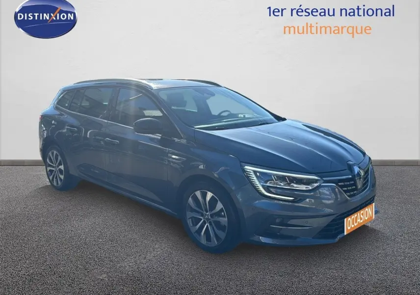 Renault Mégane Break gris titanium métal vue 3/4 avant droit sur fond neutre avec plaque occasion.