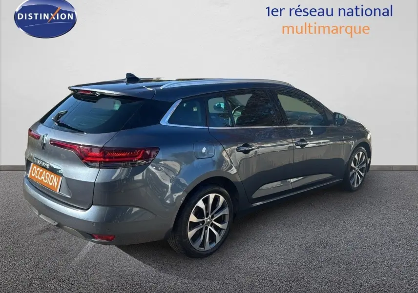 Renault Mégane Break gris titanium métal vue 3/4 arrière droit avec feux LED et jantes alliage bicolores.