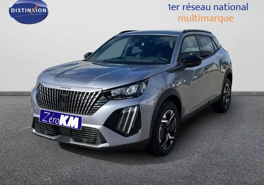 Peugeot 2008 gris Artense métal en 3/4 avant droit, avec calandre verticale et feux LED distinctifs.