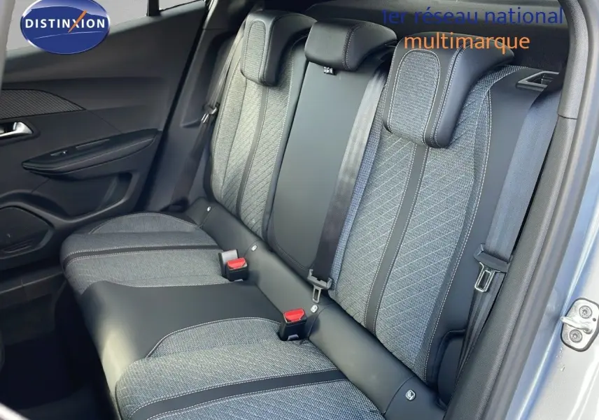 Banquette arrière en tissu gris et cuir noir du Peugeot 2008 2025, vue côté droit avec portière ouverte.
