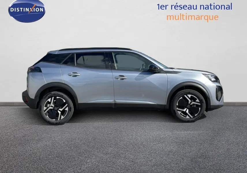 Profil côté gauche du Peugeot 2008 2025 gris Artense métal avec toit noir et jantes alliage bicolores.