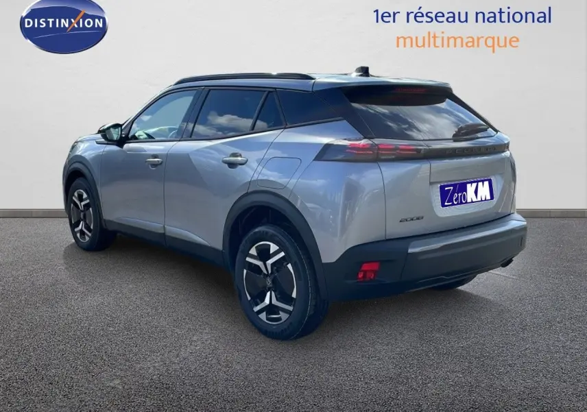 Peugeot 2008 gris Artense métal en 3/4 arrière droit, soulignant ses feux LED et jantes bi-ton.
