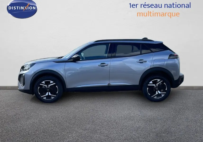 Profil droit du Peugeot 2008 1.2 PureTech 100ch gris Artense métal avec jantes noires et toit noir contrasté.