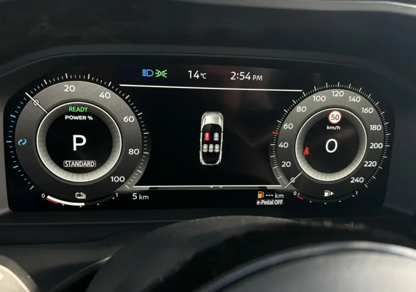 Tableau de bord numérique du Nissan Qashqai 2025, affichage clair avec vitesse et indicateurs au centre.