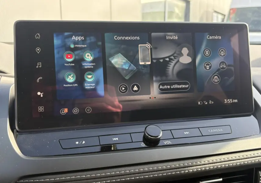 Vue rapprochée de l'écran tactile central du Nissan Qashqai 2025, affichant les menus Apps, Connexions et Caméra.