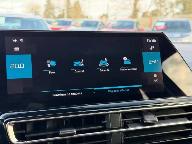 Écran tactile central du tableau de bord du Citroën C5 Aircross gris 2024, affichant les réglages de conduite.