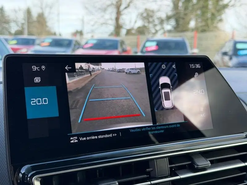 Écran multimédia du Citroën C5 Aircross 2024 montrant la caméra de recul avec vue arrière et capteurs de stationnement.