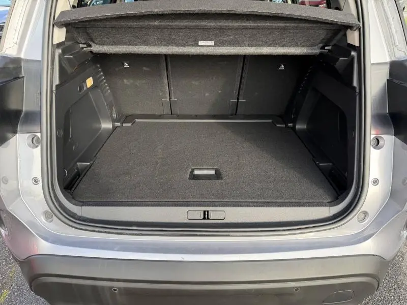 Coffre ouvert vu de l'arrière du Citroën C5 Aircross gris 2024, montrant un espace de chargement propre et spacieux.