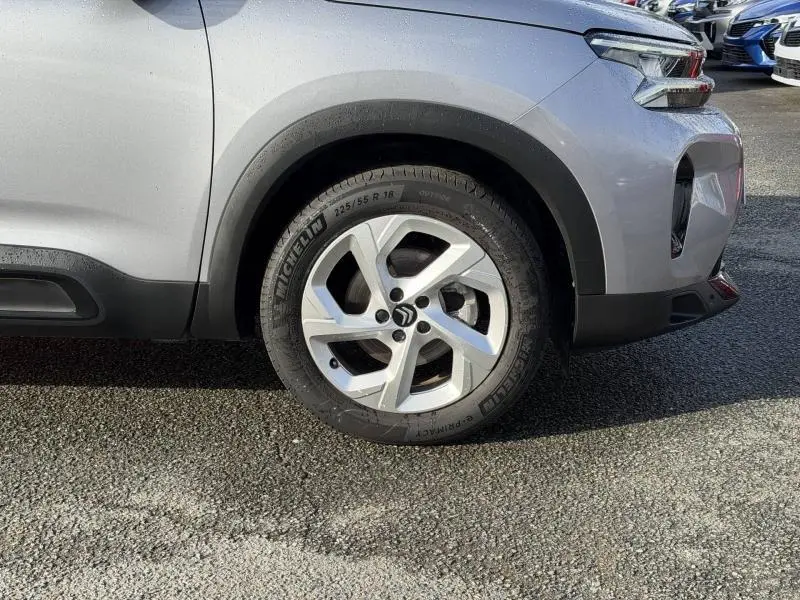 Gros plan sur la roue avant droite du Citroën C5 Aircross gris 2024, mettant en valeur la jante alliage et le pneu Michelin.