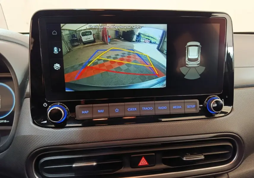 Écran tactile central du Hyundai Kona 2023 affichant la caméra de recul avec guidage de trajectoire coloré.