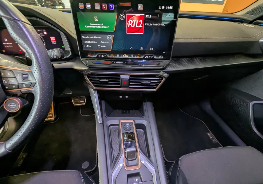 Vue intérieure centrée sur la console centrale et l’écran tactile de 12,9 pouces du CUPRA LEON ST gris Magnetic 2025.