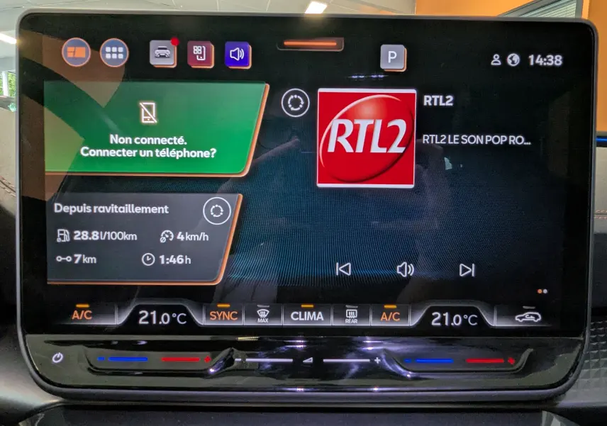 Écran tactile 12,9 pouces du système d'infodivertissement de la CUPRA LEON ST 2025 affichant la radio RTL2.