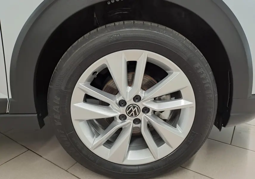 Gros plan sur la roue avant droite du Volkswagen Taigo 2025 en peinture métallisée Reflet d'argent avec jante alliage.