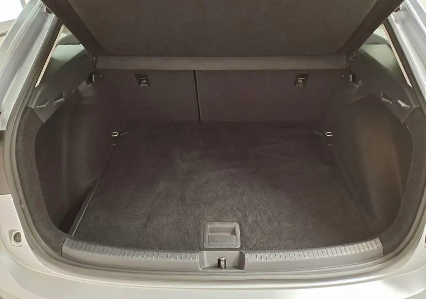 Coffre ouvert vu de l'arrière d'un Volkswagen Taigo 2025 couleur Reflet d'argent avec intérieur noir.