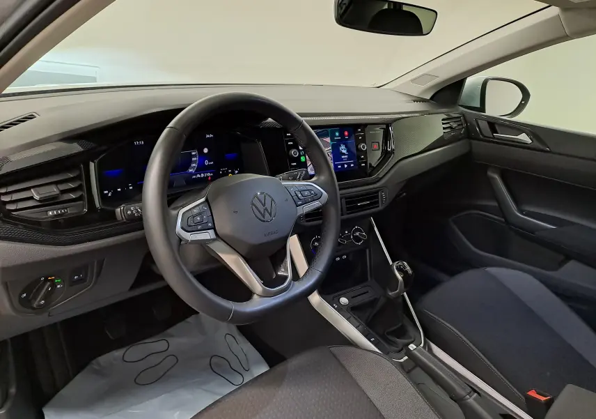 Intérieur du Volkswagen Taigo 2025 vu côté conducteur, tableau de bord moderne et volant multifonction noir.