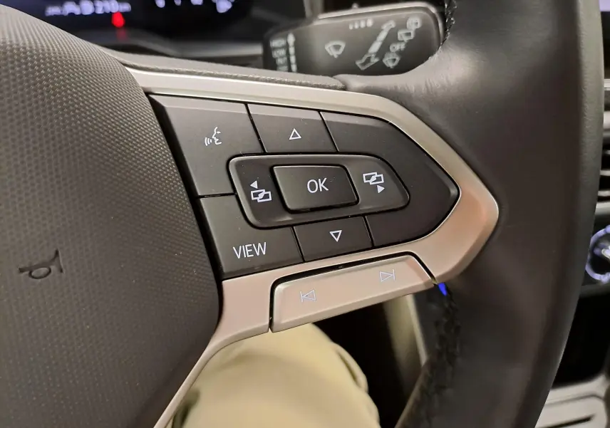 Gros plan sur les commandes multifonctions à droite du volant du Volkswagen Taigo 2025, finition VW Edition.