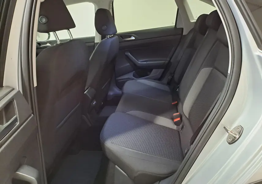Vue intérieure côté droit des sièges arrière noirs du Volkswagen Taigo 2025 en peinture métallisée Reflet d'argent.