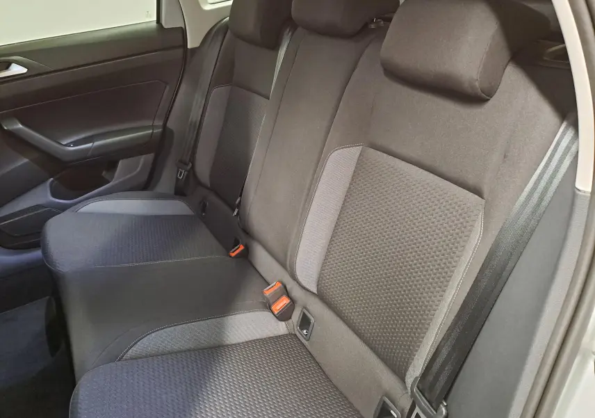 Vue intérieure des sièges arrière noirs et gris du Volkswagen Taigo 2025, côté droit avec ceinture de sécurité visible.