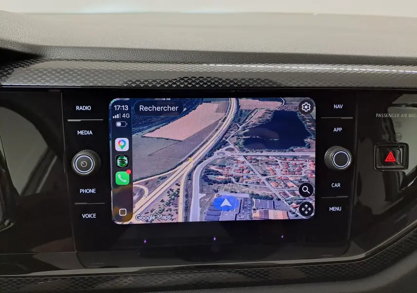 Écran tactile central du Volkswagen Taigo 2025 affichant une carte satellite avec commandes autour, intérieur noir.