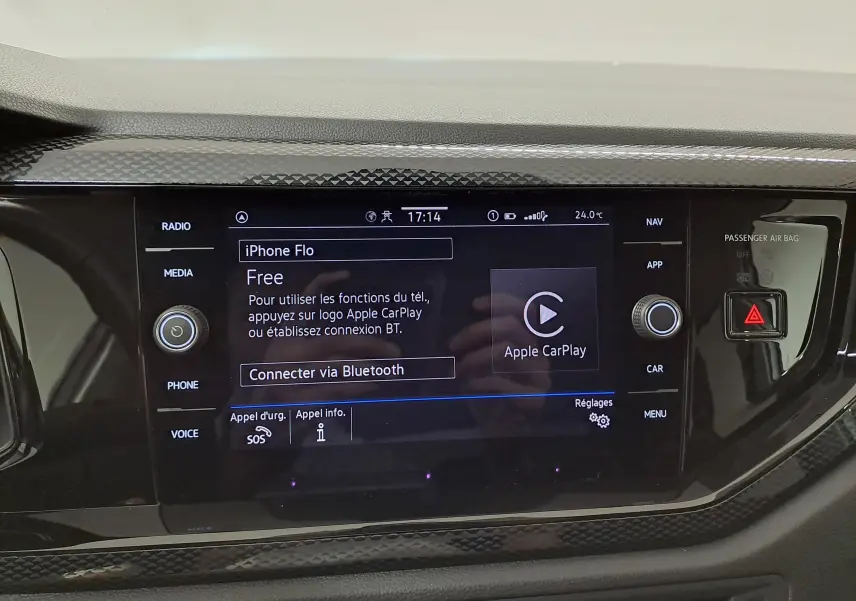 Écran tactile central du Volkswagen Taigo 2025 affichant la connexion Apple CarPlay, entouré de boutons de commande.