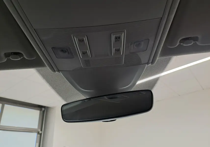 Vue intérieure du miroir de courtoisie et des commandes d'éclairage au plafond du Volkswagen Taigo 2025, sans couleur extérieure visible.
