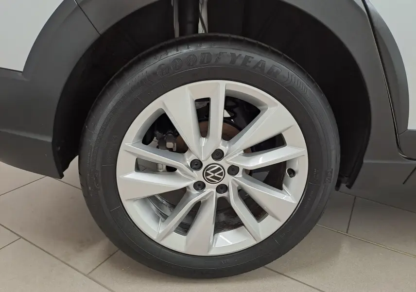 Gros plan sur la roue avant droite du Volkswagen Taigo 2025 en peinture métallisée Reflet d'argent avec jante alliage.