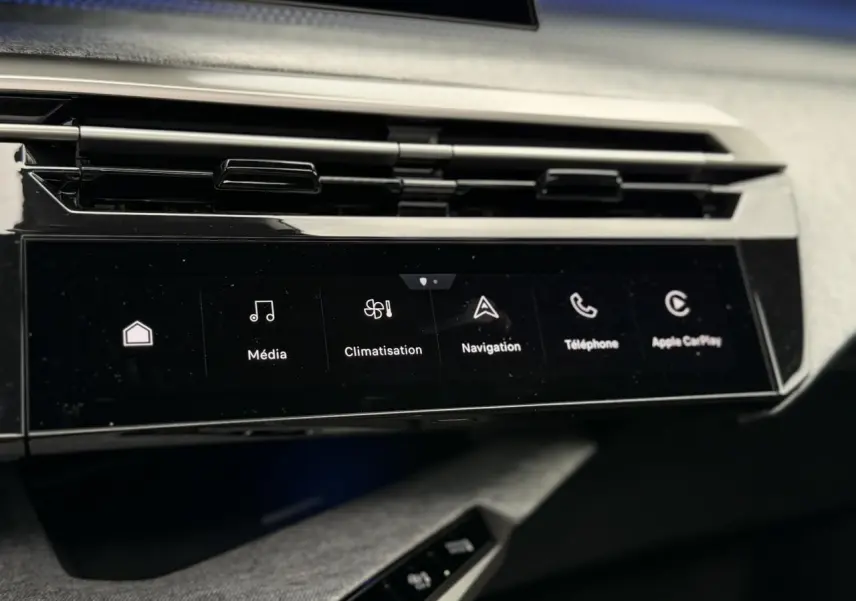 Écran tactile central noir du tableau de bord Peugeot 3008 Hybrid 2026 avec commandes multimédia et climatisation.