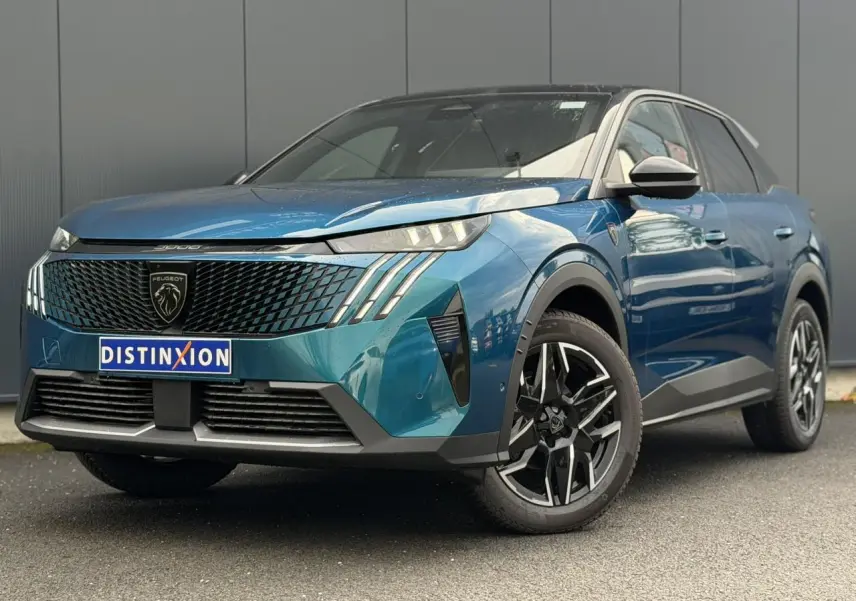 Peugeot 3008 Hybrid bleu Obsession vue 3/4 avant droit avec calandre noire et jantes alliage 19 pouces.