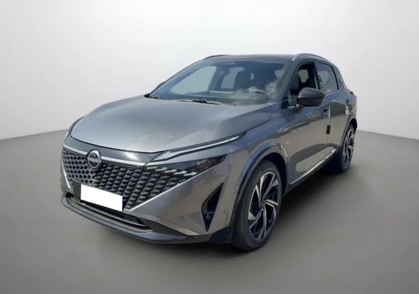 Vue 3/4 avant du Nissan Qashqai E-POWER 205 Tekna Plus gris squale avec calandre distinctive et jantes alu 20 pouces.