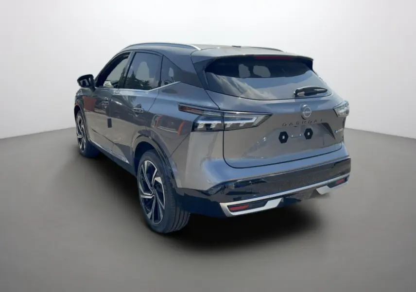 Vue 3/4 arrière droite d'un Nissan Qashqai E-POWER 205 Tekna Plus gris squale avec jantes alu 20 pouces et vitres surteintées.