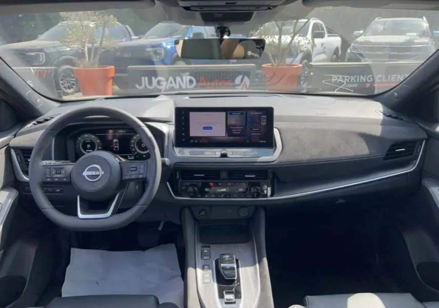 Vue avant de l’habitacle du Nissan Qashqai E-POWER 205 Tekna Plus, tableau de bord moderne avec écran tactile central.