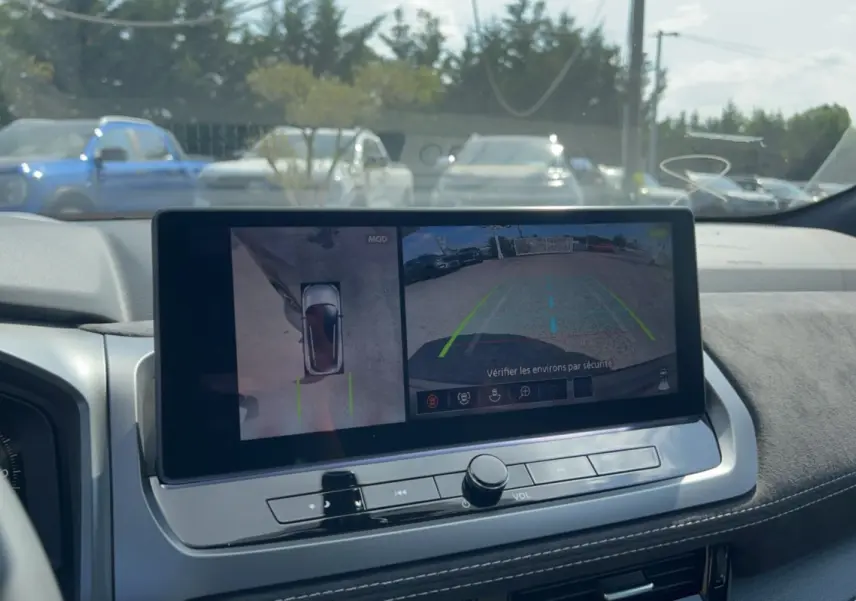 Vue du tableau de bord du Nissan Qashqai E-POWER 205 Tekna Plus 2026, écran multimédia affichant la caméra 360° en marche.