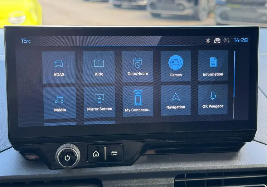Écran tactile central du Peugeot Partner 2026 affichant les options de navigation, média et assistance à 14h28.