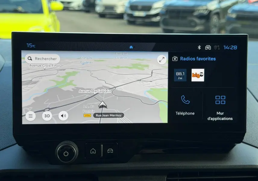 Écran tactile central du Peugeot Partner blanc Icy 2026 affichant la navigation GPS et les radios favorites.
