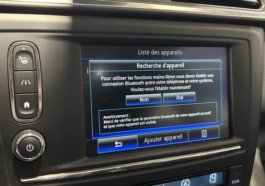 Écran tactile central du Renault Kadjar TCe 130 Intens 2017 affichant la recherche Bluetooth en mode intérieur noir.