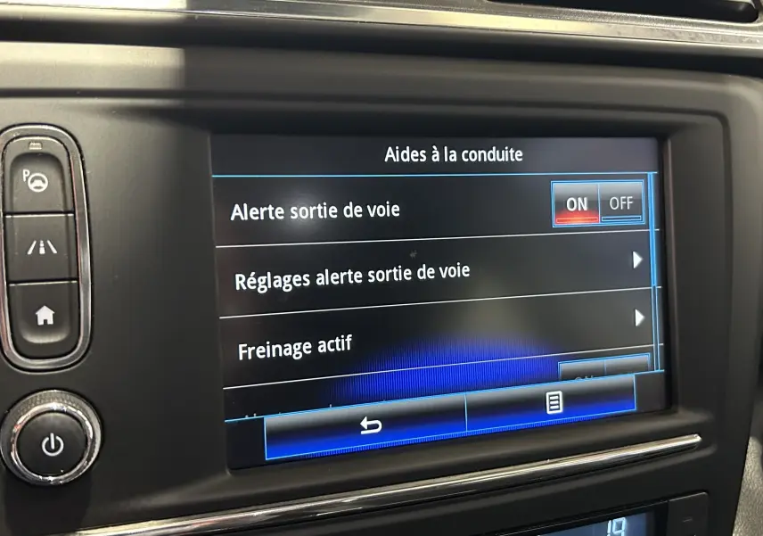 Écran tactile intérieur du Renault Kadjar bleu 2017 montrant les réglages d'aides à la conduite avec alerte sortie de voie activée.
