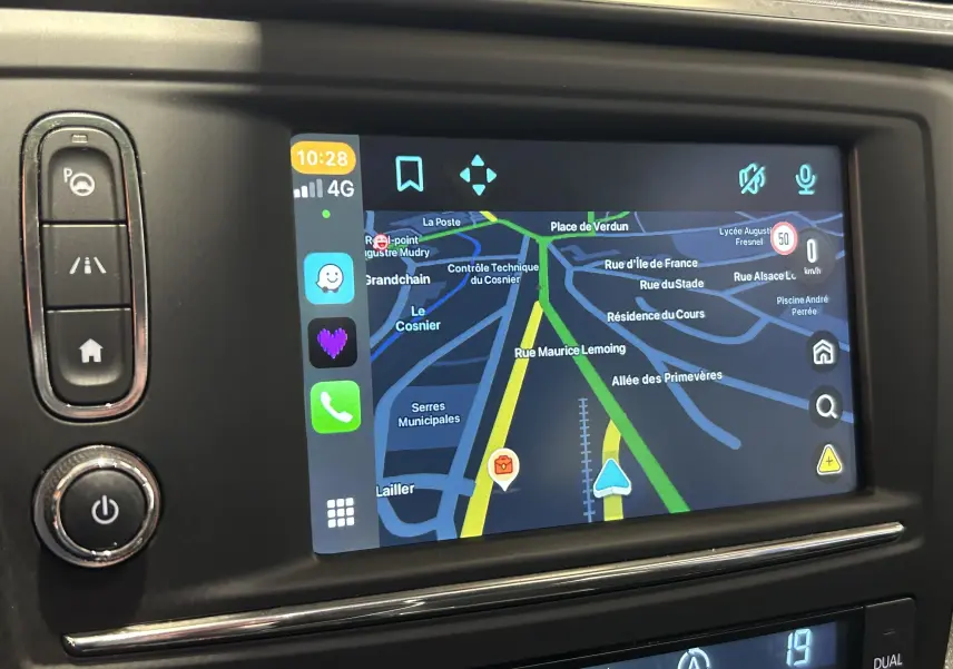Écran tactile central du Renault Kadjar TCe 130 Intens 2017 montrant la navigation GPS avec interface connectée.