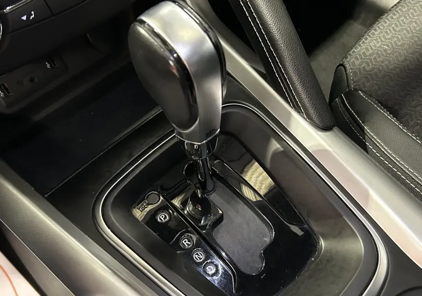 Le levier de vitesse automatique noir et argenté du Renault Kadjar TCe 130 EDC energy Intens, vue rapprochée de la console centrale.