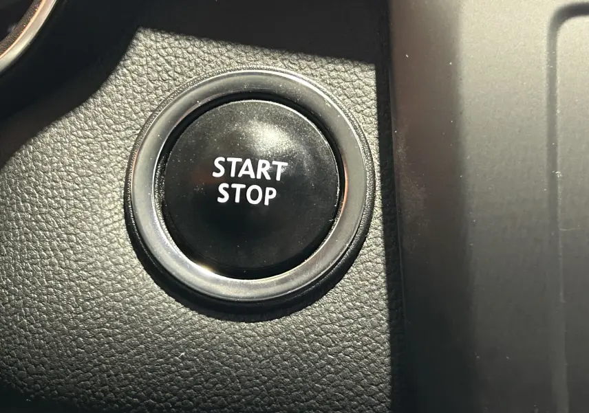 Bouton noir Start Stop en gros plan sur le tableau de bord du Renault Kadjar TCe 130 EDC energy Intens 2017.