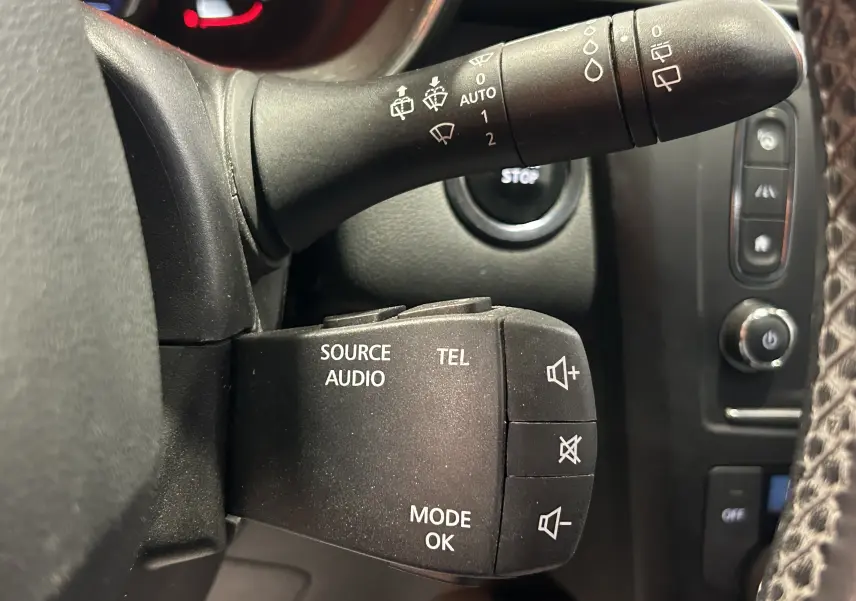 Gros plan sur les commandes audio et essuie-glace à gauche du volant du Renault Kadjar 2017, intérieur noir.
