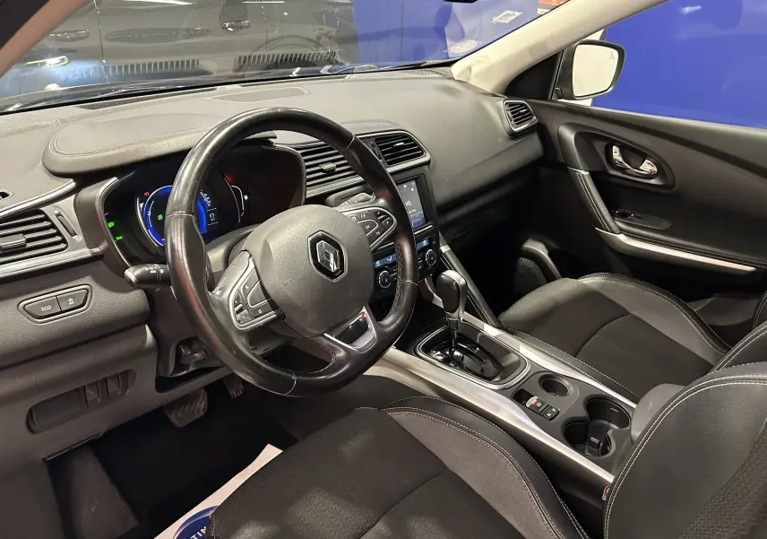 Intérieur du Renault Kadjar TCe 130 Intens 2017, vue côté conducteur sur le tableau de bord et la console centrale noire.