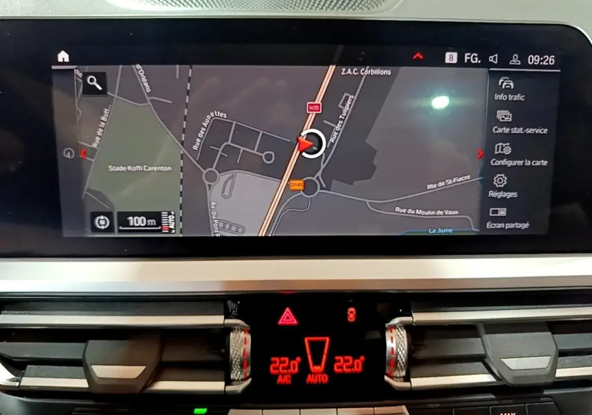 Écran tactile central affichant la navigation GPS dans l'habitacle d'une BMW Série 3 noire de 2022.