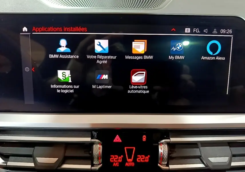 Écran tactile central de la BMW Série 3 318i 2022 affichant les applications installées dans un intérieur moderne noir.