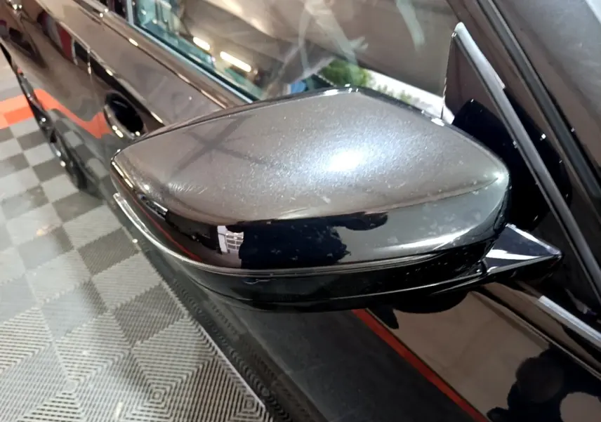 Rétroviseur côté gauche noir brillant de BMW Série 3 318i M Sport 2022, vue rapprochée sur la portière.