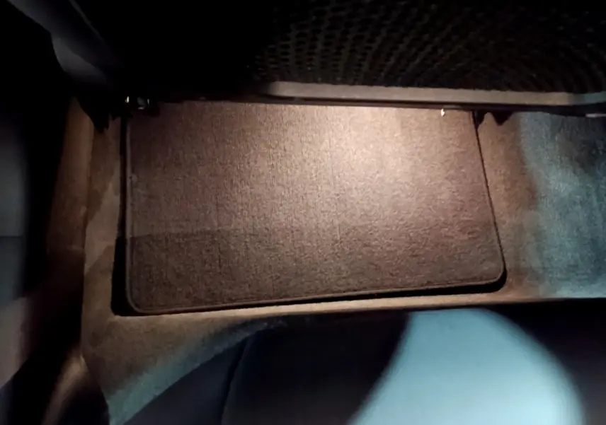 Tapis de sol noir côté passager avant dans l'habitacle d'une BMW Série 3 318i M Sport 2022.