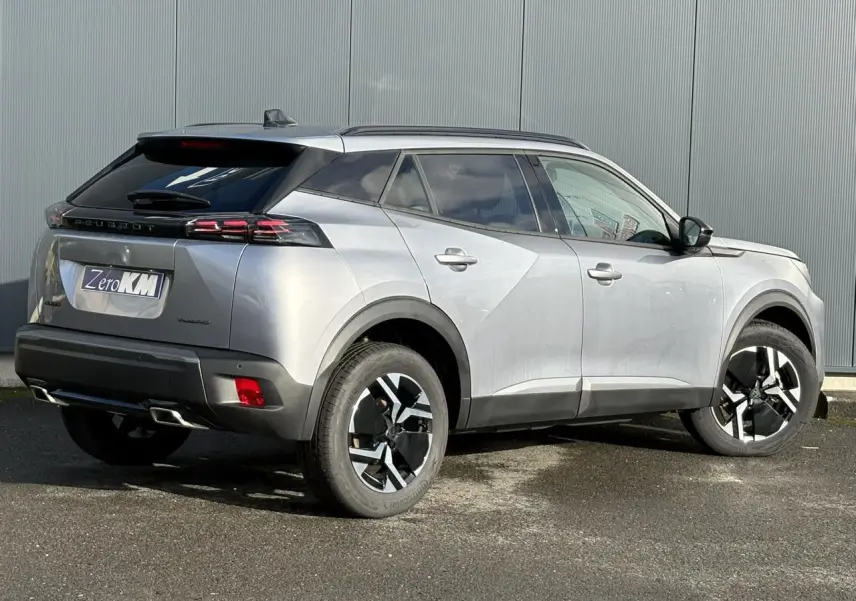 Peugeot 2008 Hybrid 145 e-DSC6 Allure gris Artense vue 3/4 arrière droit avec jantes bi-ton et feux LED griffés.