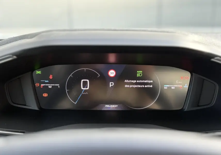 Vue rapprochée du combiné numérique 10 pouces du Peugeot 2008 Hybrid 145 e-DSC6 Allure affichant la vitesse et alertes.