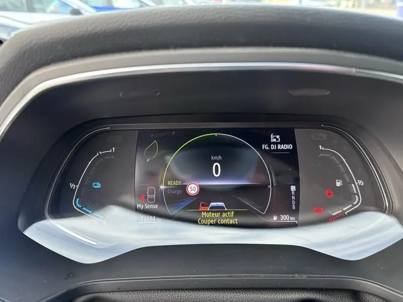Tableau de bord numérique du Renault Captur 1.6 E Tech Hybride 2022, affichant vitesse et alertes moteur.