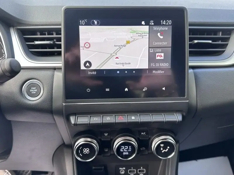 Détail de l’écran tactile central et commandes de climatisation du Renault Captur 1.6 E-Tech Hybride 2022, intérieur noir.